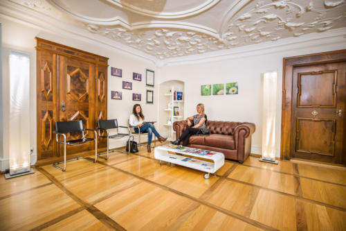 Wartezimmer mit Patientinnen der Zahnarztpraxis Zwischen den Toren Aarau. Foto © Jean-Jacques Ruchti